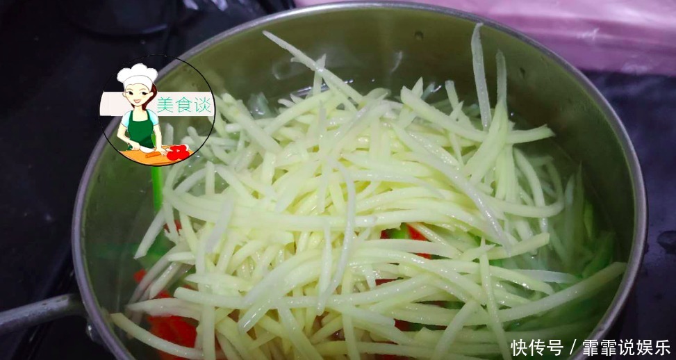 凉拌土豆丝,第一步先焯水就错了,大厨教您一招,土豆丝爽脆不黑