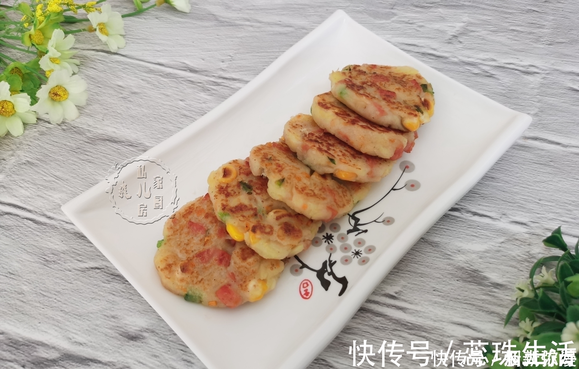 土豆别在炖着吃，加2个鸡蛋，简单一煎，外皮酥脆，孩子超爱吃