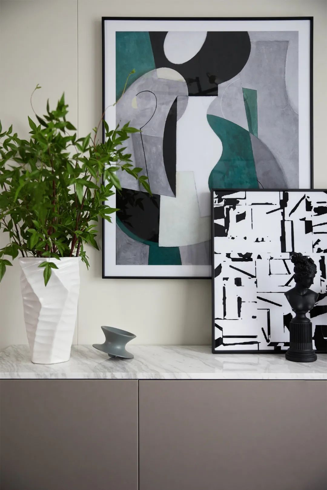 次卧|95㎡现代雅奢，丰富的颜色及软装搭配，造就出一个活力的家