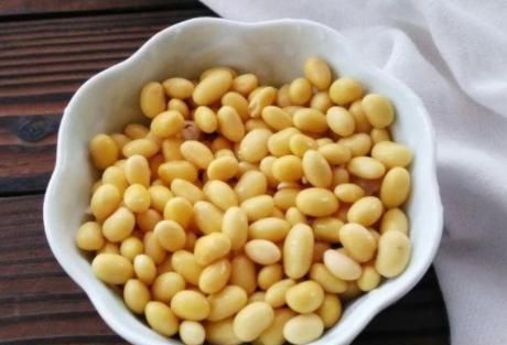 想吃黄豆酱不用买,在家做很简单,香辣过瘾,放一年也不会坏