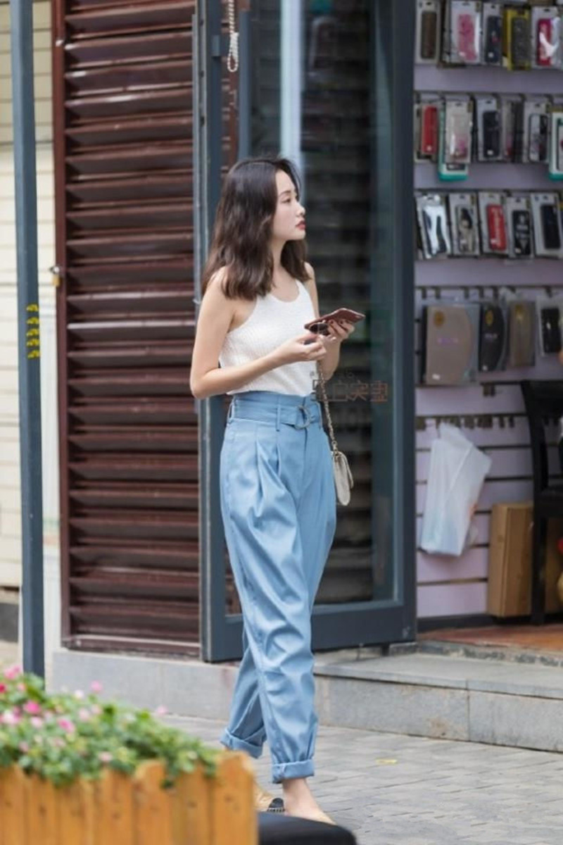 路人街拍,小姐姐太阳镜搭配紧身背心,完美线条凸显奥妙身材