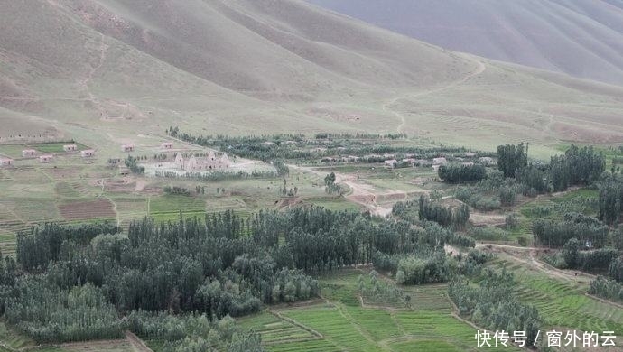 这里的妇女把小花帽作为头饰,因帽子是世界最小的而被载入吉尼斯