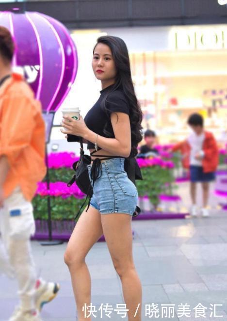 为了让身材更苗条,小姐姐把黑绳子系在了腰上