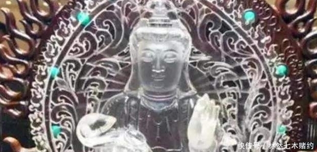 女子拿家中的菩萨去鉴宝,专家关灯后用光一照,直言:不用鉴定了