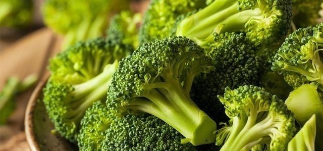 炒西兰花时，有人先焯水，有人直接炒，都不对，大厨教你正确做法