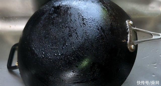 饺子|在锅底贴上几张纸巾有什么用?轻松解决去垢难题，简答实用