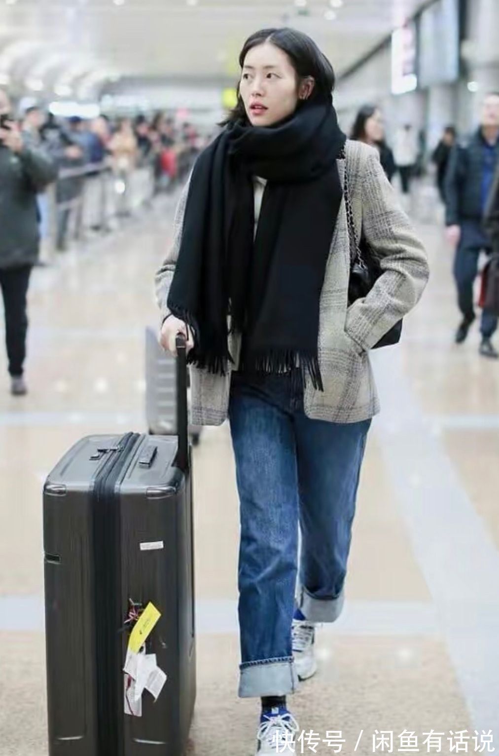 中性风|刘雯的开春穿搭真飒!西装配牛仔裤挺清爽,“大油头”却没法模仿