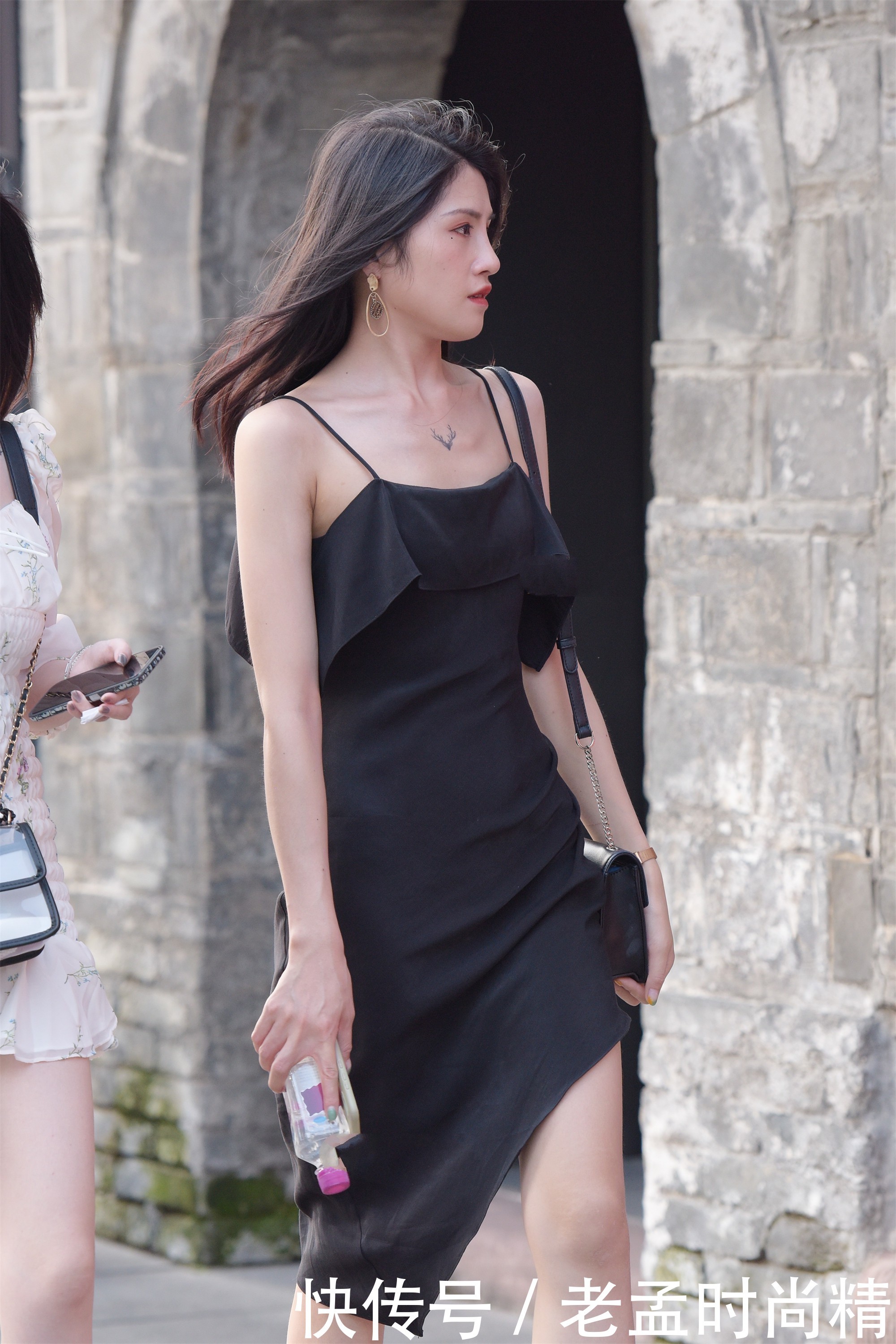 看起来|街拍:女生穿连衣裙很显气质, 独特设计, 个性十足