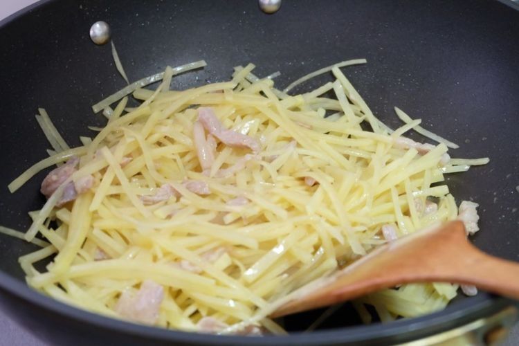 韭菜和土豆这样做,比吃肉还解馋,连吃一周也不腻