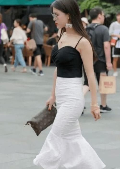 穿搭 性感“大”姐姐,吊带超短裙“坐”桌面,身材不要太迷人!