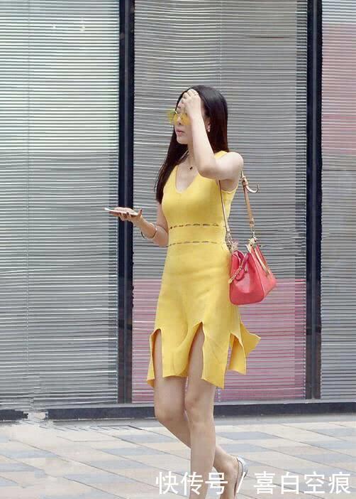 街拍紧身裙诠释了时尚的气息,把街道变成女孩秀身材的主场