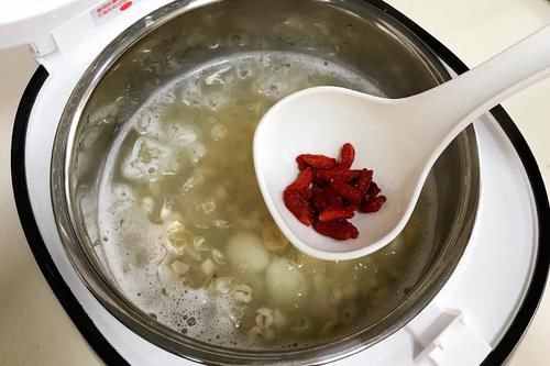  冬天，家人记得多喝这汤，简单煮一煮，湿气没了，脸色更红润