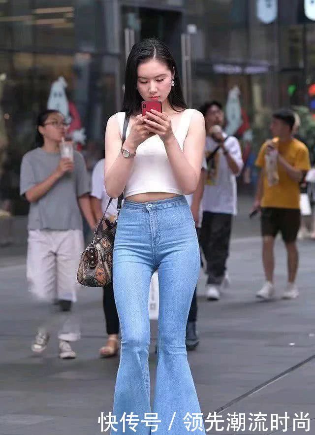  喇叭|街拍美女：过时的喇叭牛仔裤，竟能穿出这样大长腿，小姐姐太美了