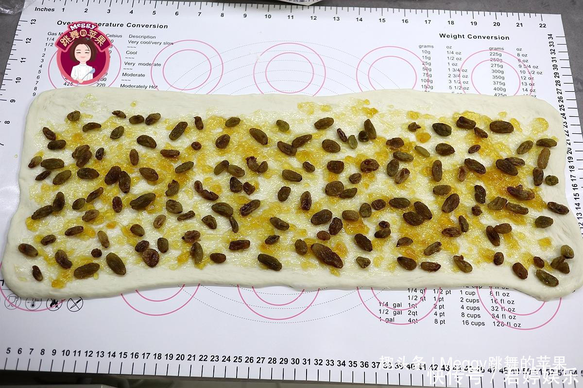 柔软香甜的小面包,加1把果干,儿子特爱吃,外面根本买不到