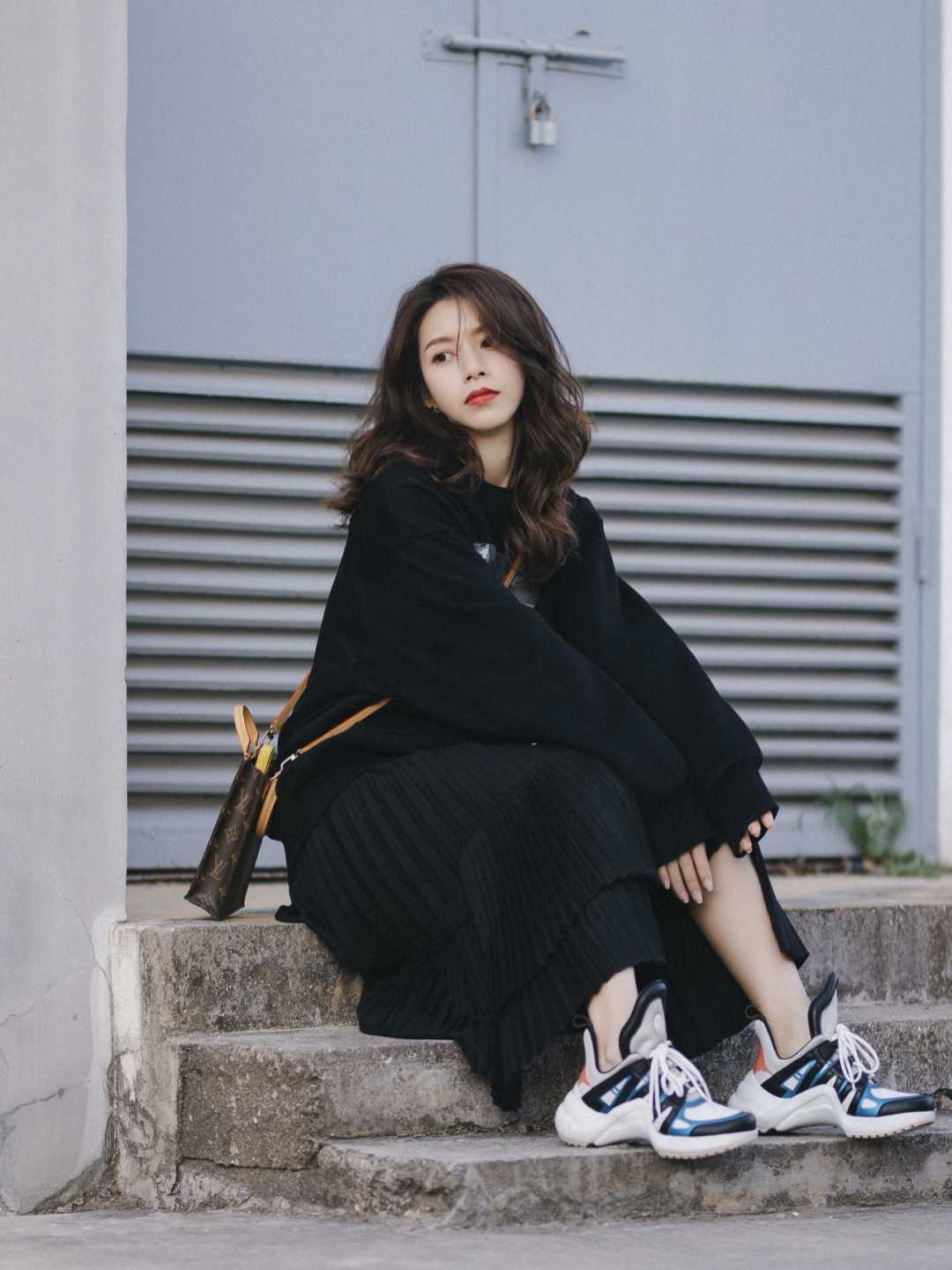 卫衣|黑色半身裙的万能搭配公式全在这,喜欢简约风格的,来这里集合了