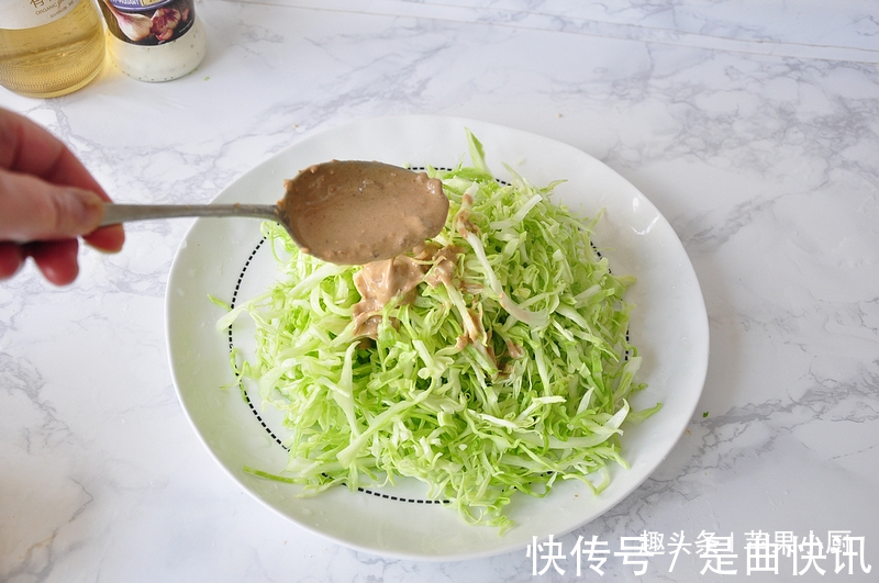 卷心菜|半个卷心菜，一勺芝麻酱，拌一拌当晚餐，我已连吃一周还是很喜欢