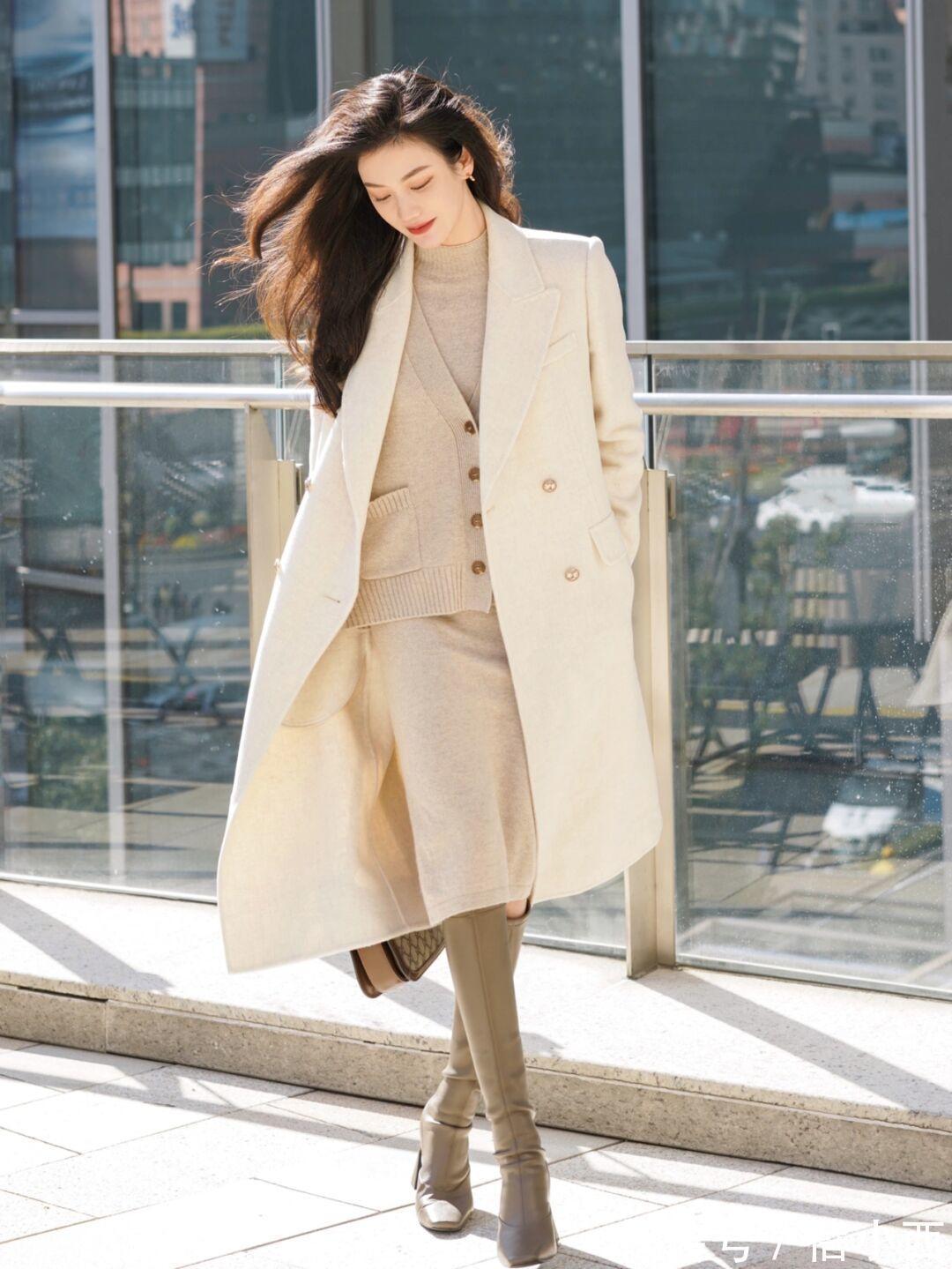 小蛮腰|见过大场面的女人,冬季都会穿“白色大衣”,知性优雅又高级