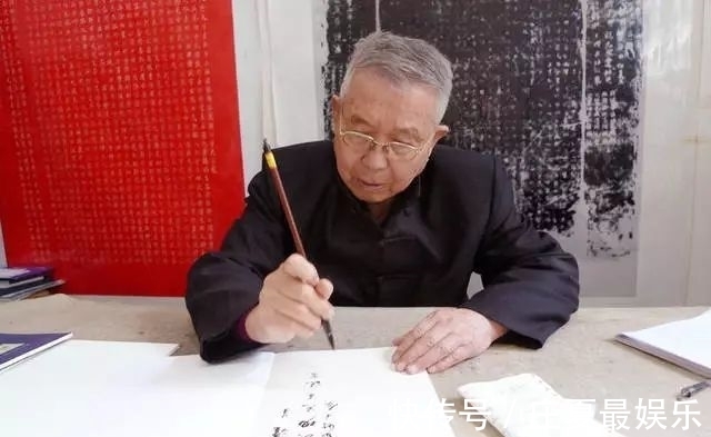 学习书法|他学习书法起步晚,但能勤奋刻苦,一手楷书写得令人叫绝