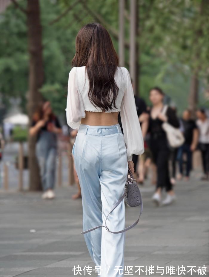 贵妇|美女一身简单清凉穿搭，穿出了贵妇气质