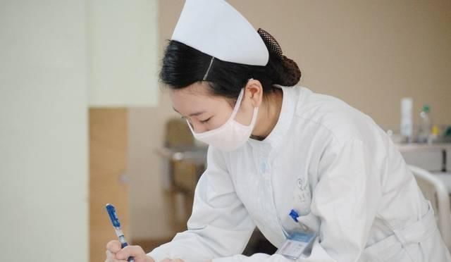 龙凤胎|孕妇生龙凤胎护士出门报喜，多说一句话被医院开除，原因令人唏嘘