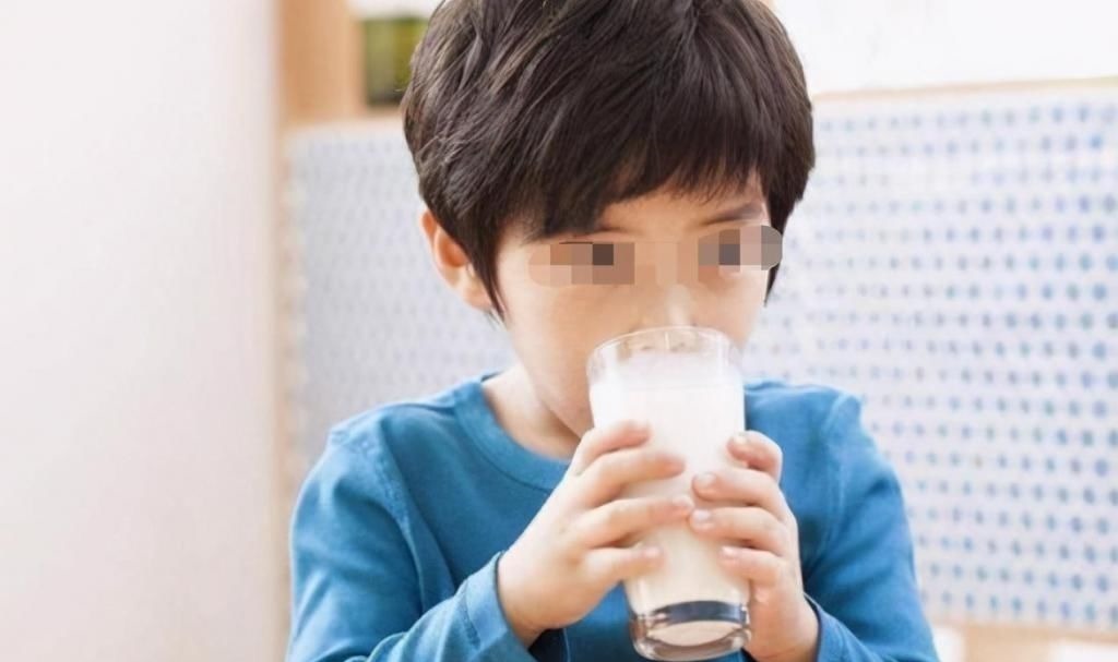 钙片|兄弟俩一个天天吃钙片,一个天天喝牛奶,5年后成最萌身高差