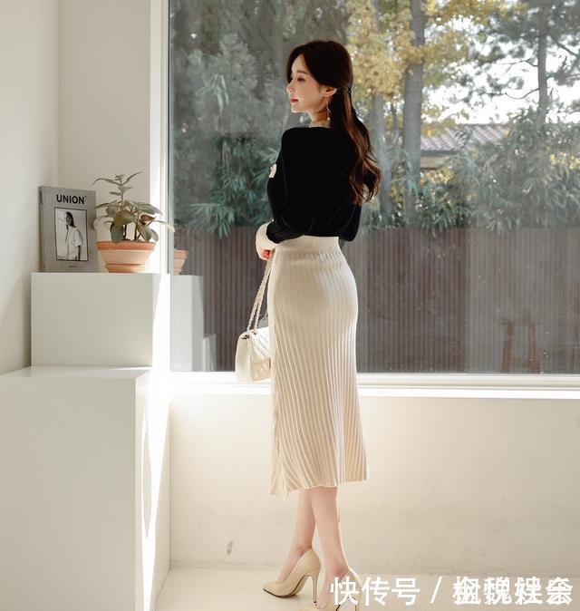 竖纹棉绒|针织小开衫搭配竖纹棉绒中长裙，彰显孙允珠高贵优雅