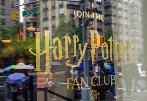 推开这扇玻璃门，欢迎来到霍格沃茨魔法世界！全球最大哈利·波特主题商店在美国纽约开业