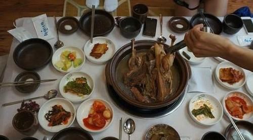 尴尬死韩国人请吃“大餐”,一桌80多道菜,我却“无从下嘴”