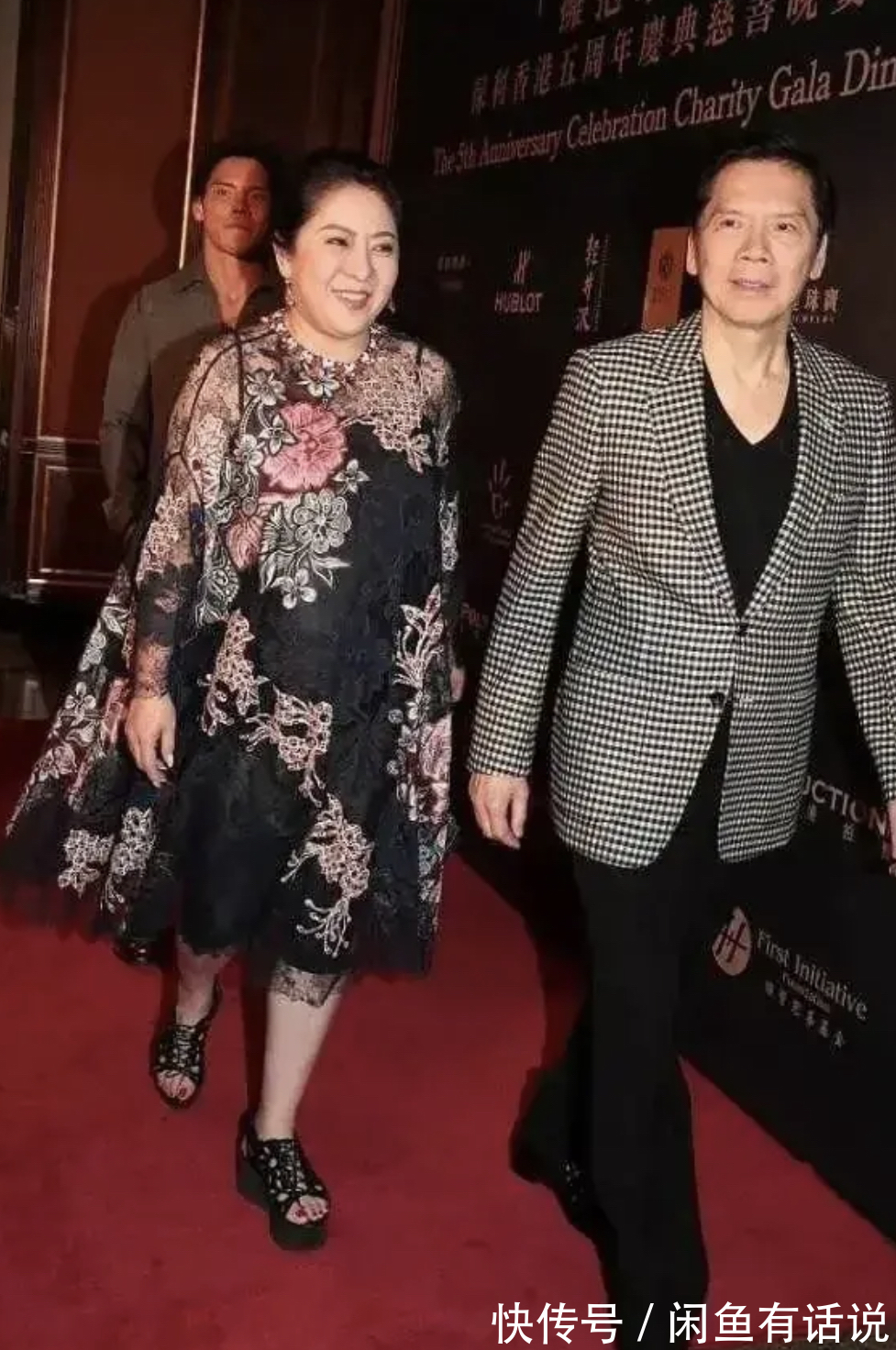 搭配 当向太与何超琼同框，终于明白微胖女人为什么爱穿花衣服，太贵气