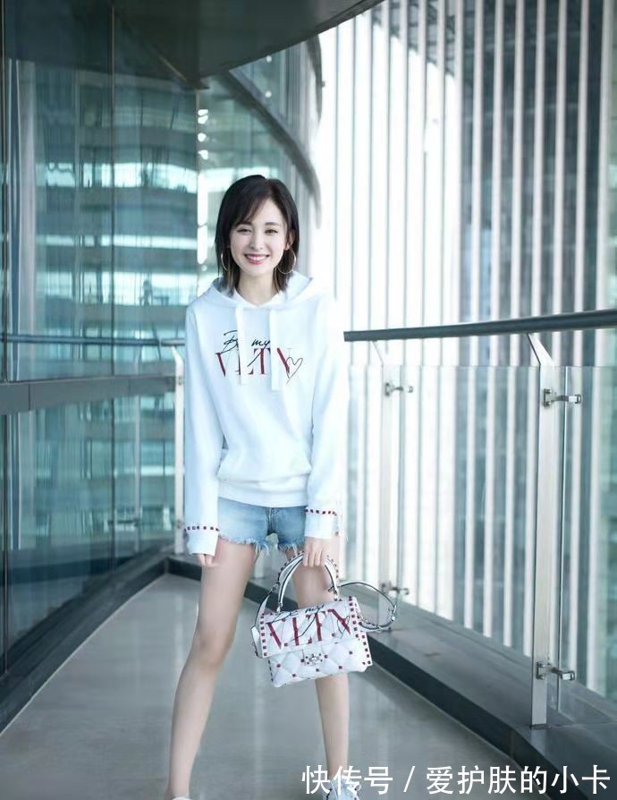 短裤|娜扎穿搭好像学生妹,白色卫衣配短裤好元气,青春靓丽不像29岁