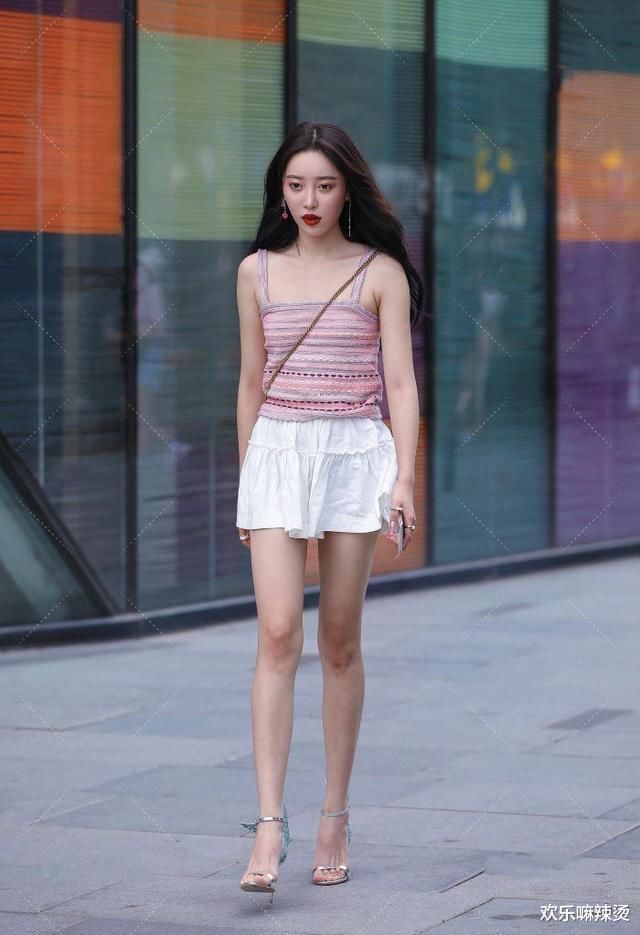 小姐姐的另类造型，穿“吊带背心”秀身材，给高跟鞋插上一双翅膀