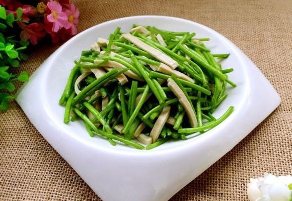 牙病|4月常吃此菜,腰不疼了,腿不酸了,预防牙病,越来越年轻