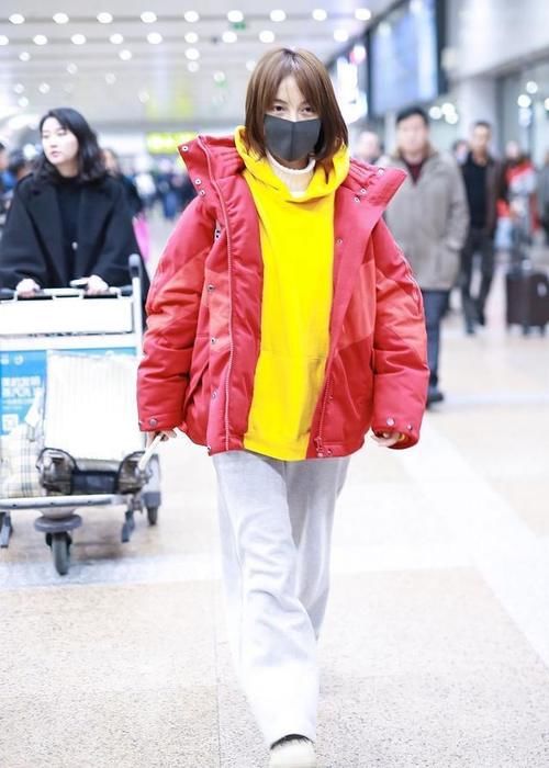 烂大街的“羽绒服”，怎么穿更时髦？教你这4个叠穿法，洋气保暖