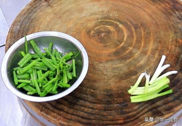 腐竹|鸭肉怎么焖才好吃？厨师长教你做法，出锅鲜香四溢，鲜嫩入味