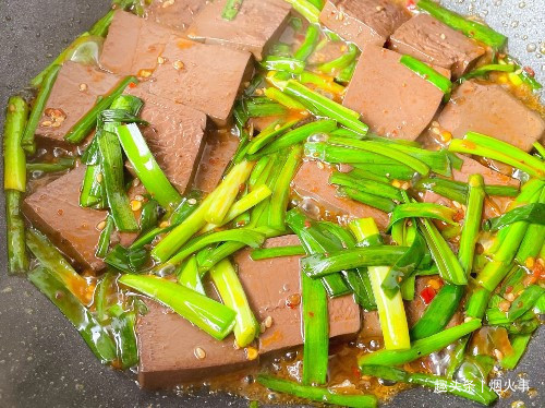 鸭血别只涮火锅两分钟教你韭菜烧鸭血,3块钱炒一盘,美味又下饭