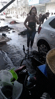 |搞笑GIF:下大雨的时候我们全班男生只需要一把伞就够了,你信不?