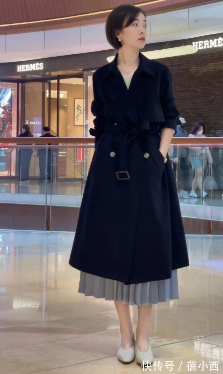 博主|今年春季建议多穿“风衣”,搭配小白裤和“半身裙”,时髦又优雅