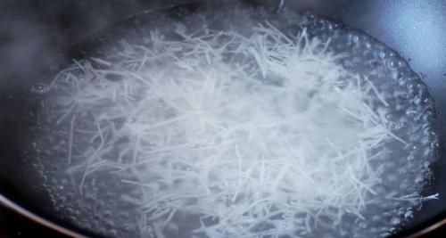 1个梨，一点冰糖，记住这个配方，你也能吃到素燕窝