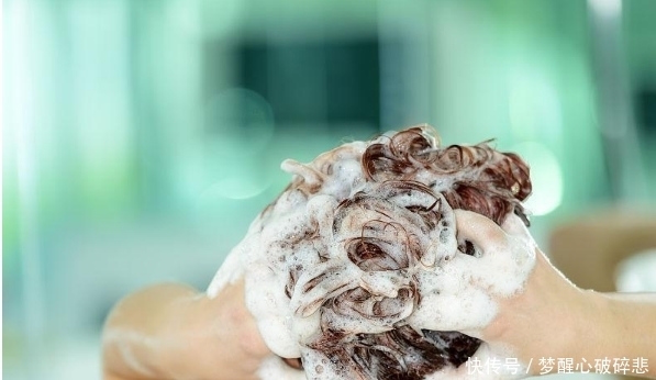 刚洗完头发, 没多久就油了? 也许是你没注意到这4件事