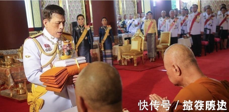 王后$苏提达和诗妮娜微笑互动,存在感大增的贵妃,还上了王室合集照