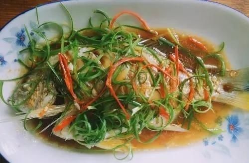蒸鱼时,有人放盐也有人放酱油,酒店大厨:都错了!难怪鱼肉不鲜