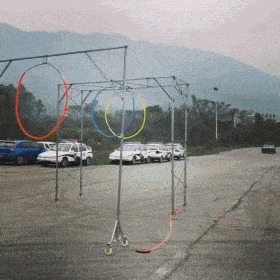 |搞笑GIF趣图:坐摩托车的妹子都被吓到了,没想到车子会掉进坑里