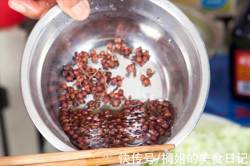 馄饨要想好吃,肉馅是关键,要想肉馅鲜嫩多汁,切记多放2味料