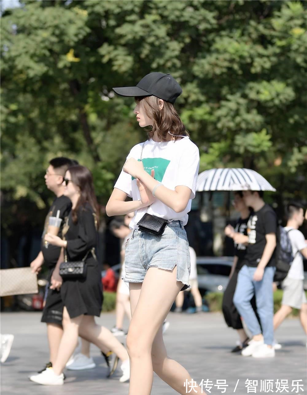 年轻姑娘 牛仔短裤和半袖T恤，脚下穿着帆布鞋，年轻姑娘首选搭配！