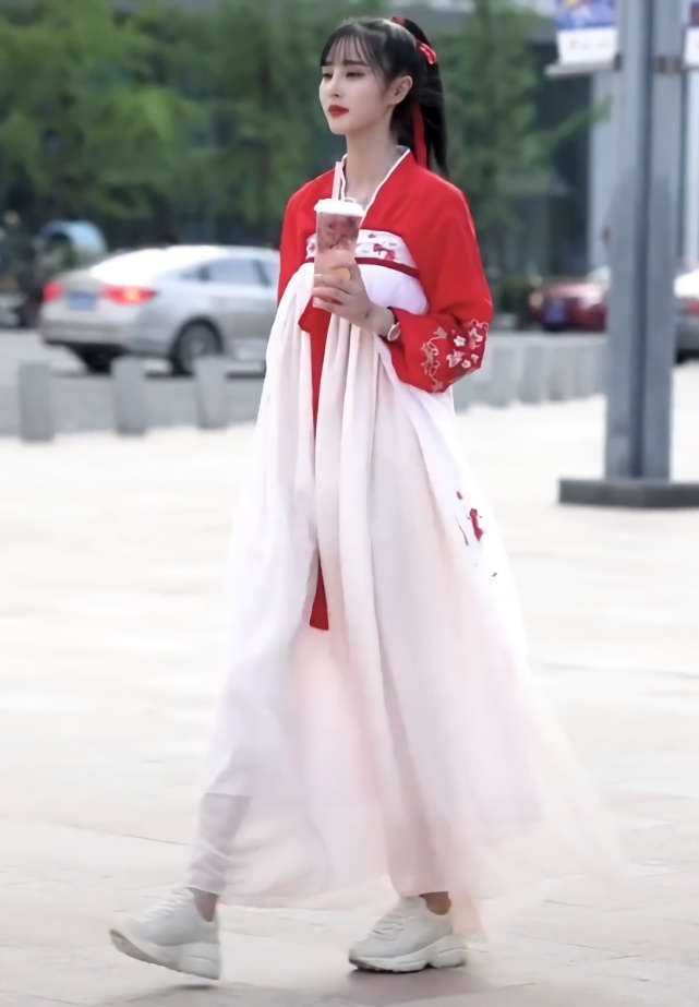搭配|小姐姐的腿到底有多长这汉服我穿身上能拖地,她却只露脚踝!