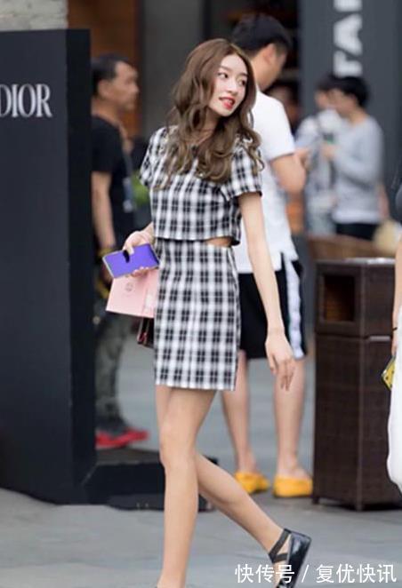 小姐姐|街拍:白色T搭配牛仔裤,小姐姐轻轻抚摸头发很美,笑容甜美可爱