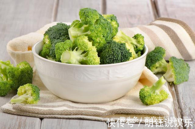 西兰花|炒西兰花时,直接焯水就错了,饭店都是用做法,难怪那么好吃