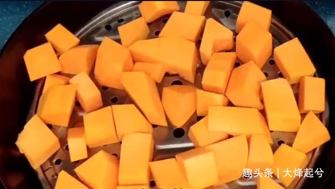 南瓜饼的家常做法，口感软糯香甜，简单易学，早餐给孩子吃