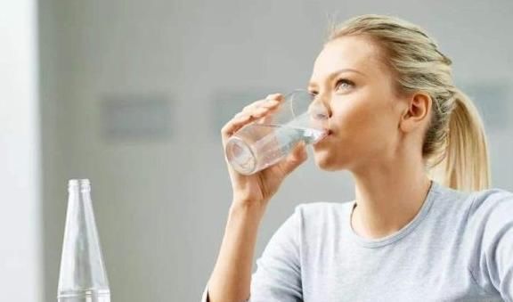 眼药水|女人要想“美到老”,改掉4个行为,皮肤会变好,人也不显老