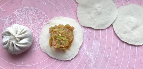 猪肉萝卜包子好吃又不腻，清香去火又有营养，好吃到吃一个都不够